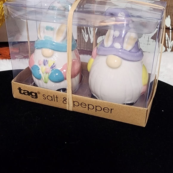 New Tag Easter/ Spring Salt & Pepper Shakers - Picture 2 of 3